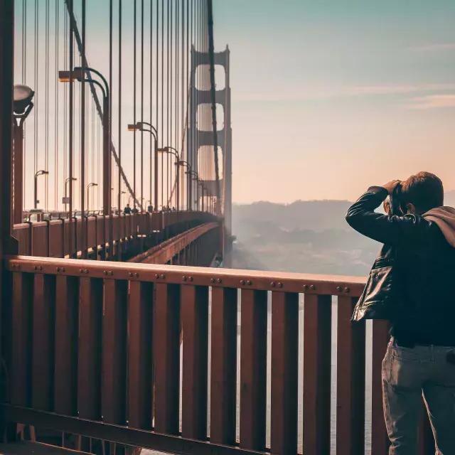 男子在金门大桥上拍照